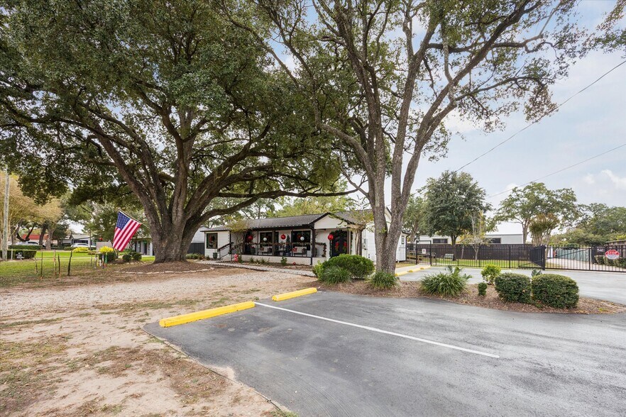 More Photos Of 5225 E 5th St, Katy Light Manufacturing For Sale