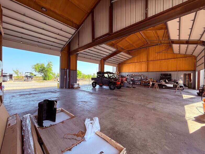 More Photos Of 13239 S Interstate 35, Valley View Manufacturing For Lease