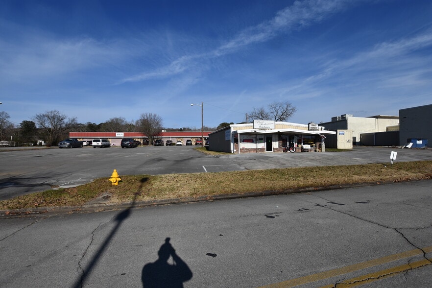 More Photos Of 115-117 Randolph Rd, Oak Ridge Freestanding For Sale