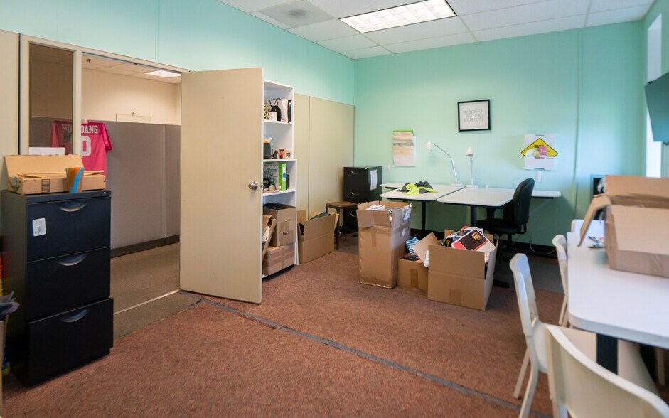 More Photos Of 72 Johnny Cake Hill Rd, Middletown Distribution For Sale