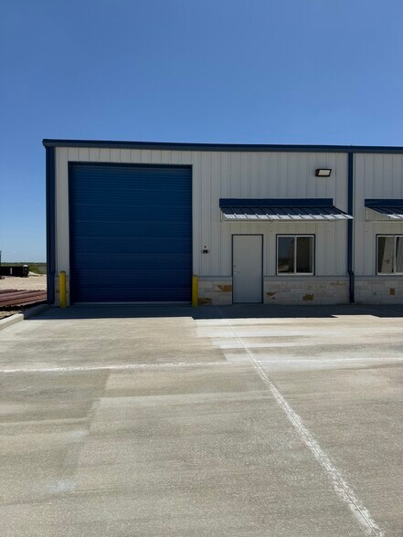 More Photos Of 8081 Old Bastrop Rd, New Braunfels Unknown For Lease