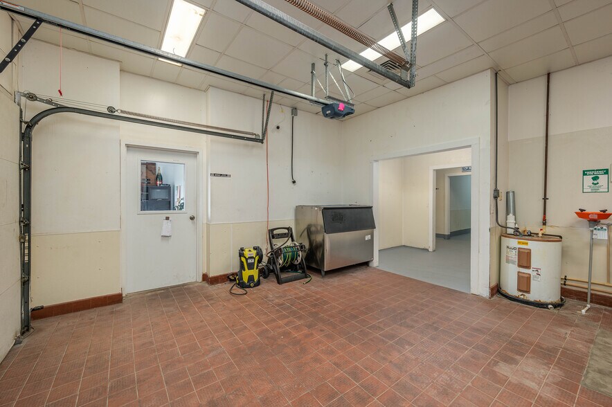 More Photos Of 174 NW 9th ave, Mulberry Distribution For Sale