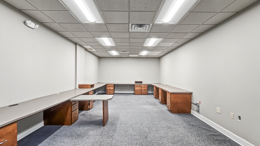 More Photos Of 112 N Jefferson St, Athens Bank For Lease