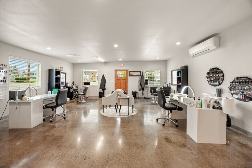 More Photos Of 3847 S Pacific Hwy, Medford General Retail For Sale