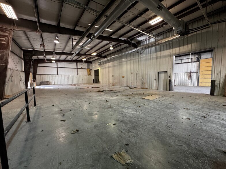 More Photos Of 27877 Glacier Point Rd, Lebanon Warehouse For Lease