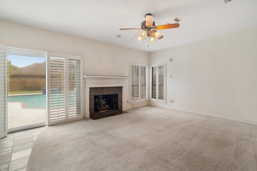 More Photos Of 124 Lake Point Dr, League City Specialty For Sale