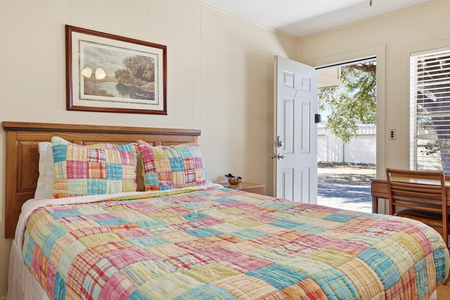 More Photos Of 1016 N Ave E, Shiner Hotel For Sale