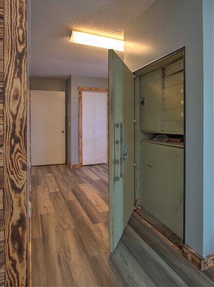 More Photos Of 111 4th Ave, Pease Flex For Sale