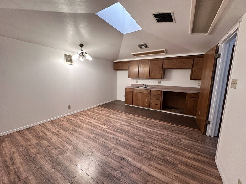 More Photos Of 1205 11th St, Reedley Storefront For Sale