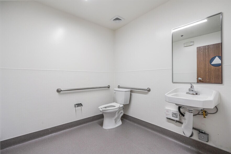 More Photos Of 12711 Ramona Blvd, Baldwin Park Warehouse For Lease