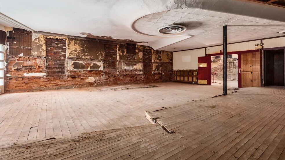 More Photos Of 22 N Park Pl, Newark Bar For Lease