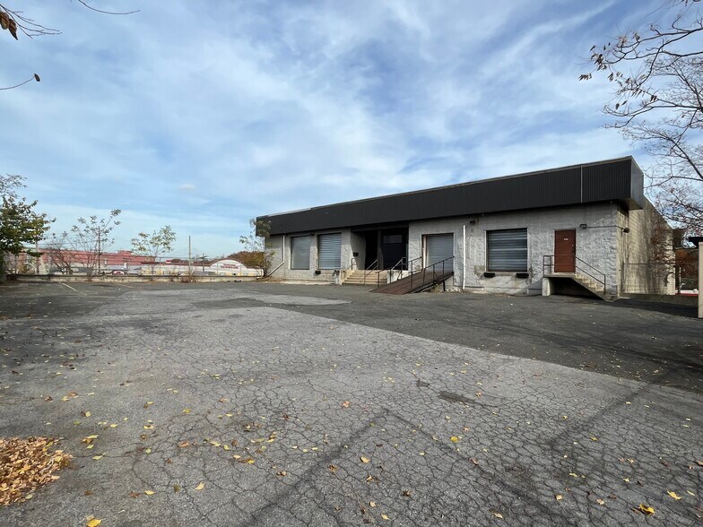 More Photos Of 919 West St, Pelham Manor Warehouse For Lease