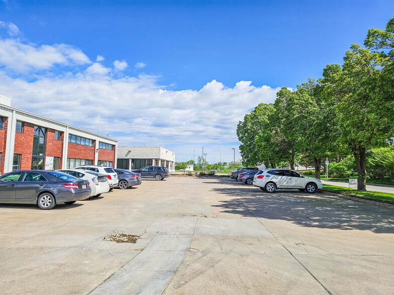 More Photos Of 4928-4944 S 114th St, Omaha Loft Creative Space For Lease