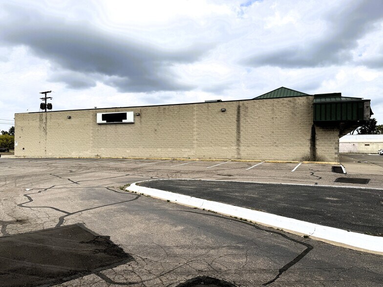 More Photos Of 11811 E 8 Mile Rd, Warren General Retail For Lease