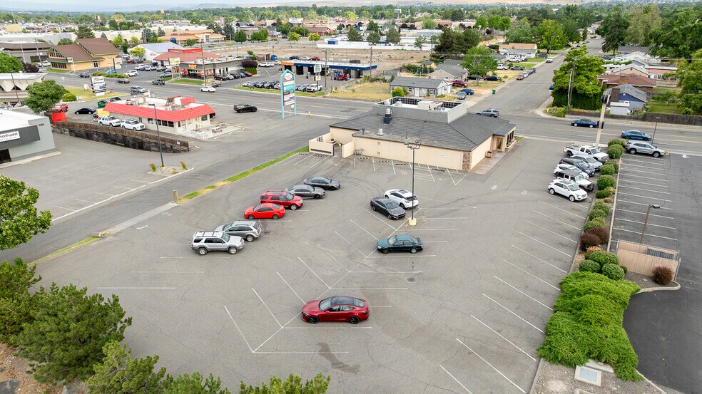 More Photos Of 3200 W Clearwater Ave, Kennewick Restaurant For Sale