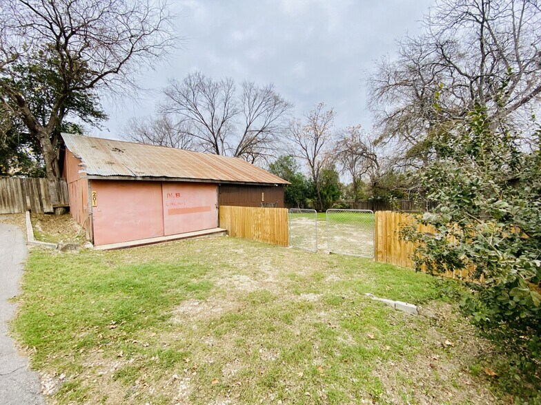 More Photos Of 635 Hill Ave, New Braunfels Loft Creative Space For Lease