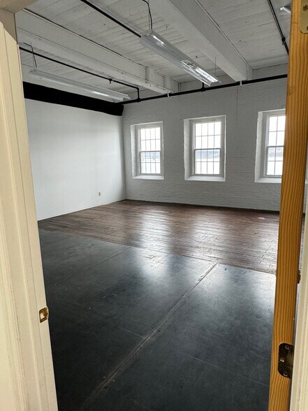 More Photos Of 302 N Water St, Newburgh Specialty For Lease