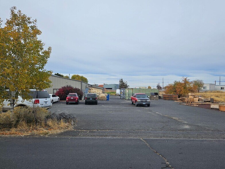 Primary Photo Of 1001 SW 1st St, Redmond Warehouse For Sale