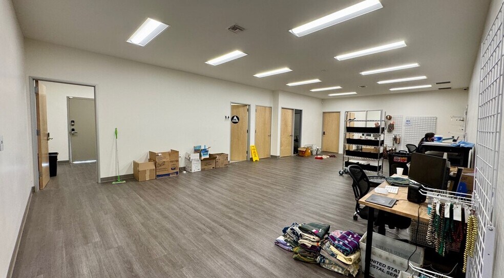 More Photos Of 18320-18330 Oxnard St, Tarzana Warehouse For Lease