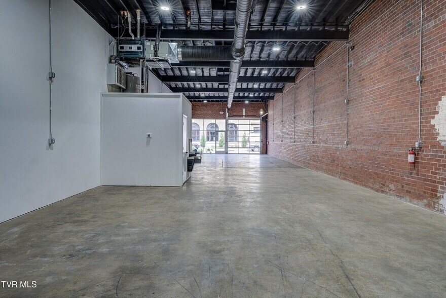 More Photos Of 331 W Walnut St, Johnson City Flex For Sale