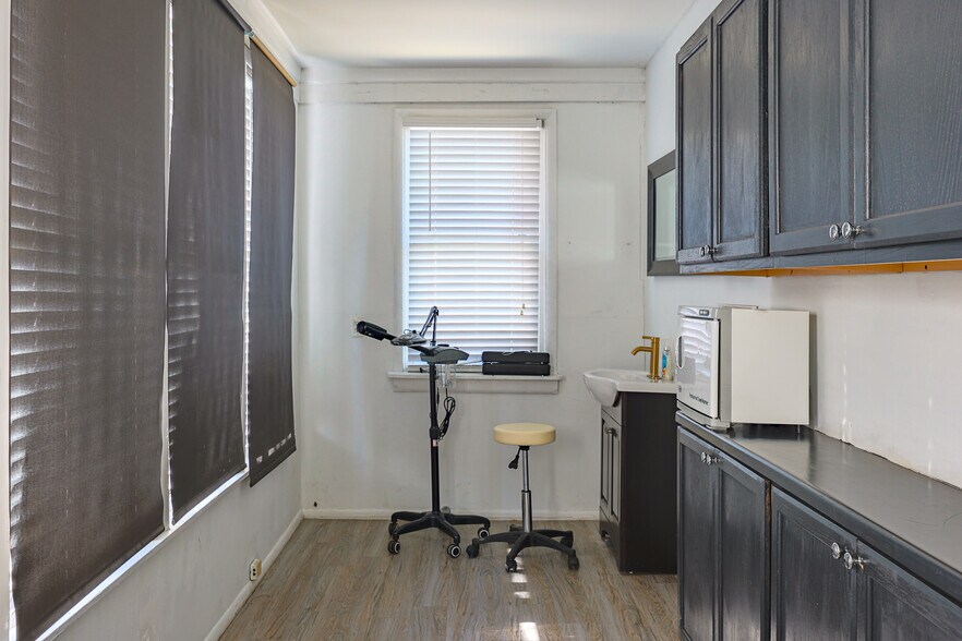 More Photos Of 1019 Berryville Ave, Winchester Storefront Retail Residential For Sale