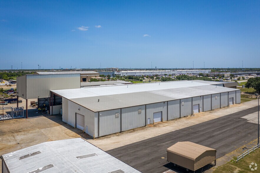 More Photos Of 8909 Jackrabbit Rd, Houston Office For Lease