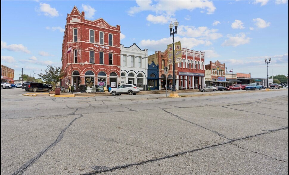 More Photos Of 105 E San Antonio St, Lockhart Storefront Retail Office For Sale