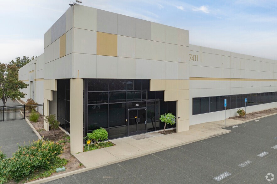 More Photos Of 7411 Central Ave, Newark Manufacturing For Lease