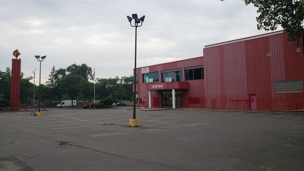 More Photos Of 3500-3520 Boul Saint-Joseph E, Montréal Storefront For Lease