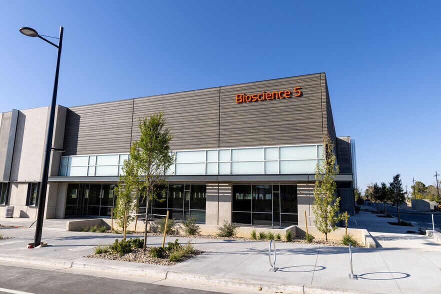 More Photos Of 2251 N Revere St, Aurora Light Manufacturing For Lease