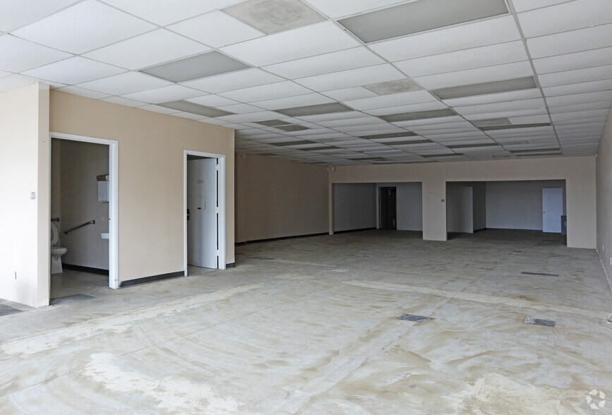 More Photos Of 13030-13190 Veterans Memorial Dr, Houston Unknown For Lease