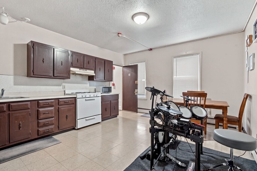 More Photos Of 32 Northeast St, Woonsocket Apartments For Sale