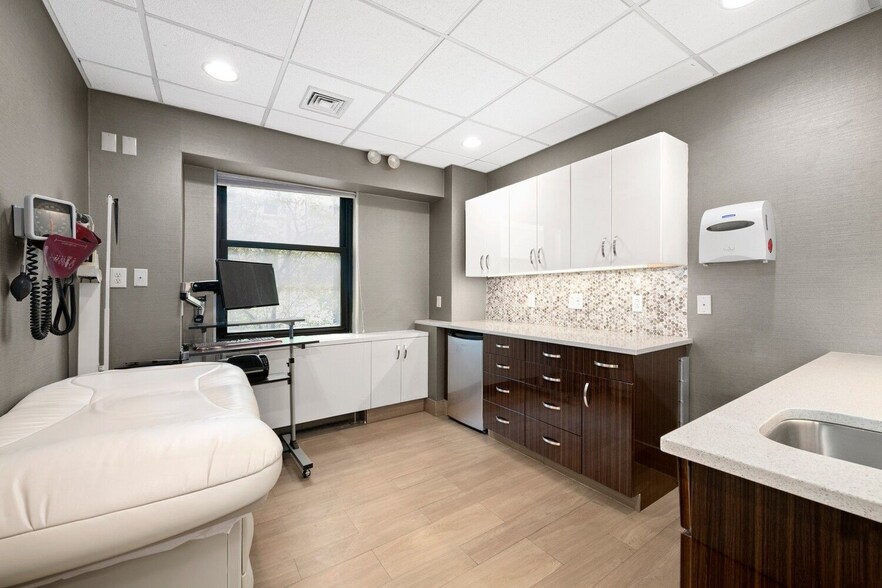 More Photos Of 121 E 60th St, New York Medical For Sale