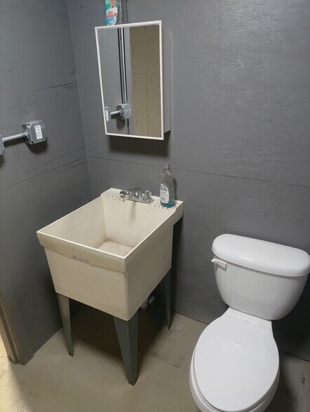 More Photos Of 3729 Sutherland ave, Indianapolis Warehouse For Lease