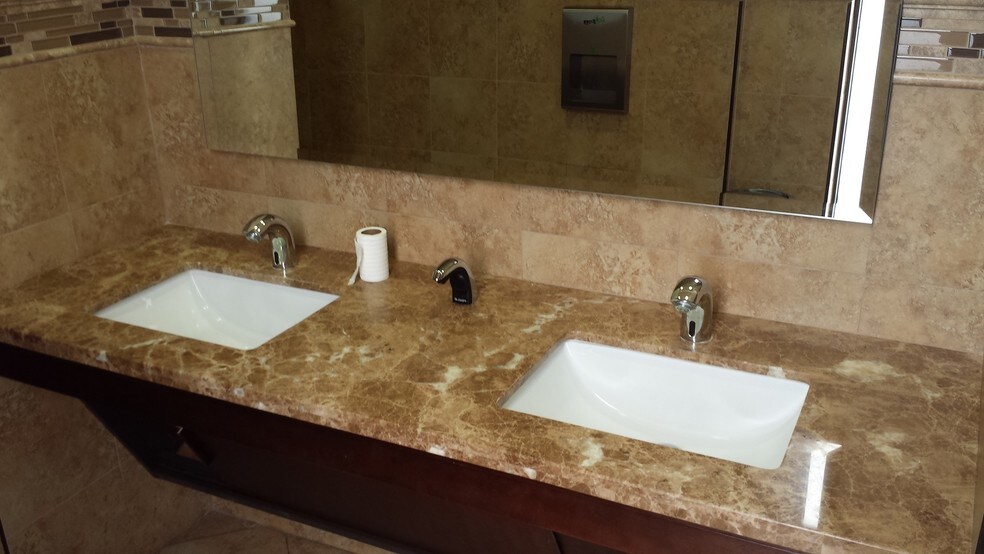 More Photos Of 2900 S Harbor Blvd, Santa Ana Office For Sale