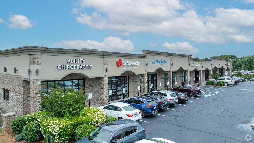 More Photos Of 131 Crosslake Park Dr, Mooresville Storefront For Lease