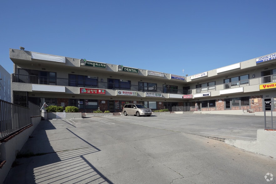 More Photos Of 2520 W 8th St, Los Angeles Freestanding For Lease