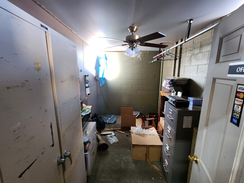 More Photos Of 1303 E Main St, Robinson Storefront Retail Office For Sale