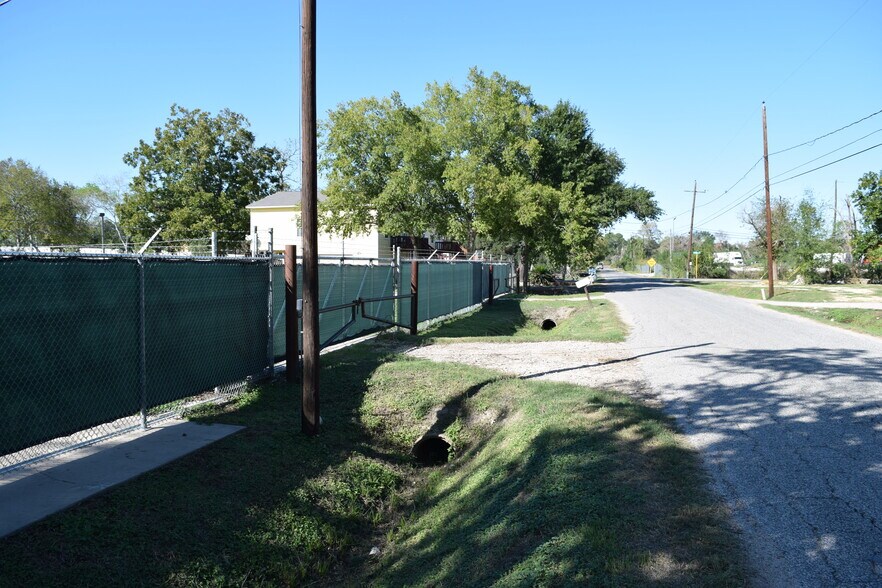 More Photos Of 12115 West Dr, Cypress Land For Lease