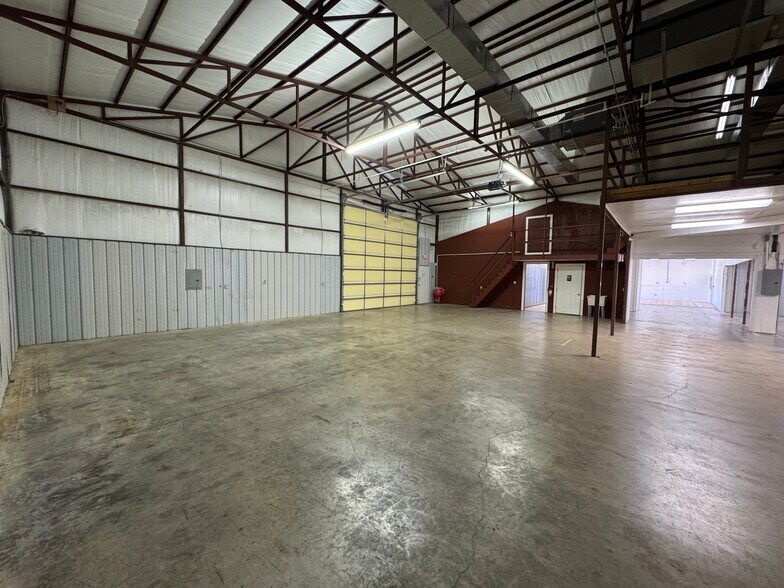 More Photos Of 100 E 9th St, Ada Warehouse For Lease