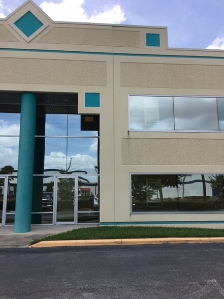 More Photos Of 7575 Kingspointe Pky, Orlando Showroom For Lease