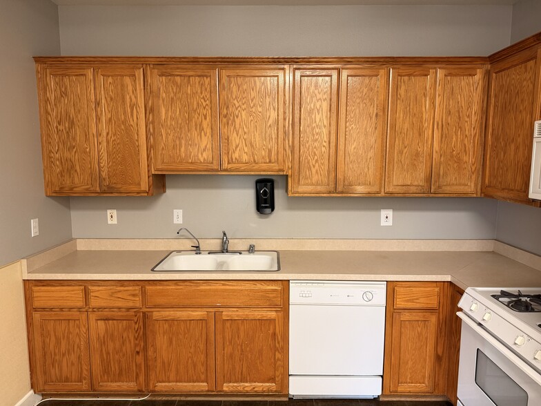 More Photos Of 204-210 E Enos Dr, Santa Maria Office For Lease