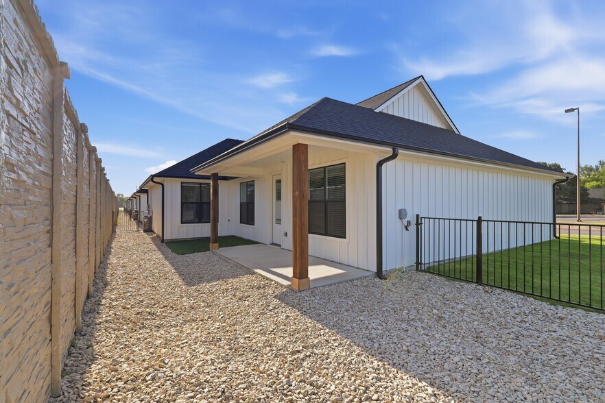 More Photos Of 200-210 Ewell st, Granbury Apartments For Sale