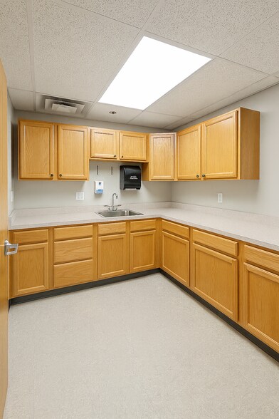 More Photos Of 2660 W Market St, Akron Medical For Lease