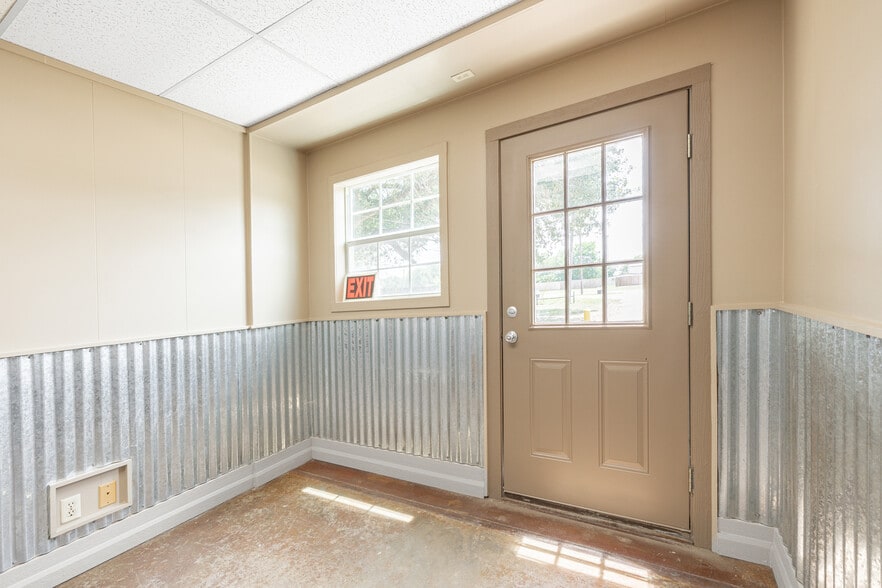 More Photos Of 530 Seydler st, Gonzales Office For Sale