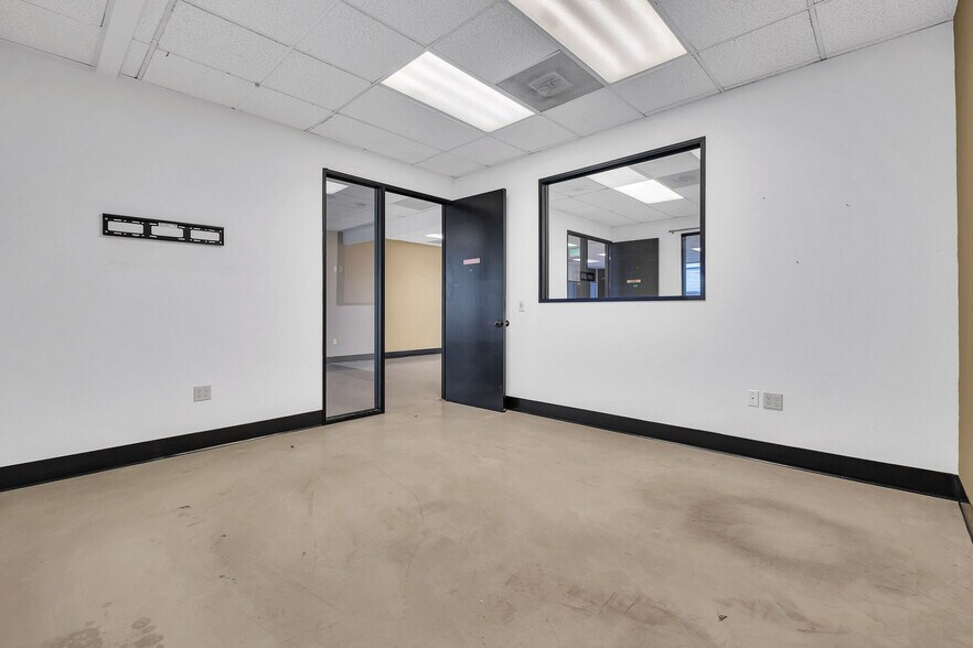 More Photos Of 550 N Golden Circle Dr, Santa Ana Office For Lease