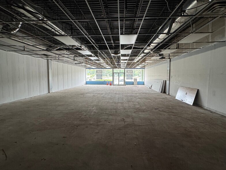 More Photos Of 5640 Sunrise Hwy, Sayville Unknown For Lease