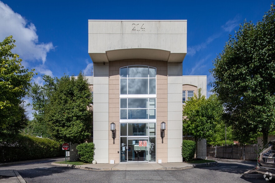 Primary Photo Of 214 Wall St, Huntington Medical For Lease