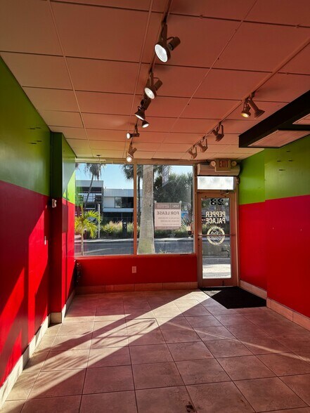 More Photos Of 19-23 N Blvd Of Presidents, Sarasota Storefront For Lease