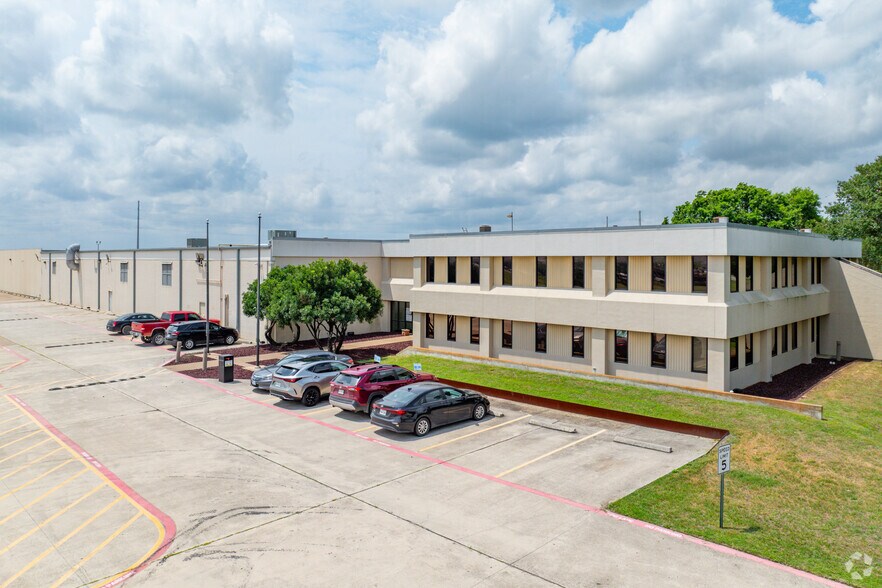 Primary Photo Of 1300 Blackjack St, Lockhart Distribution For Sale